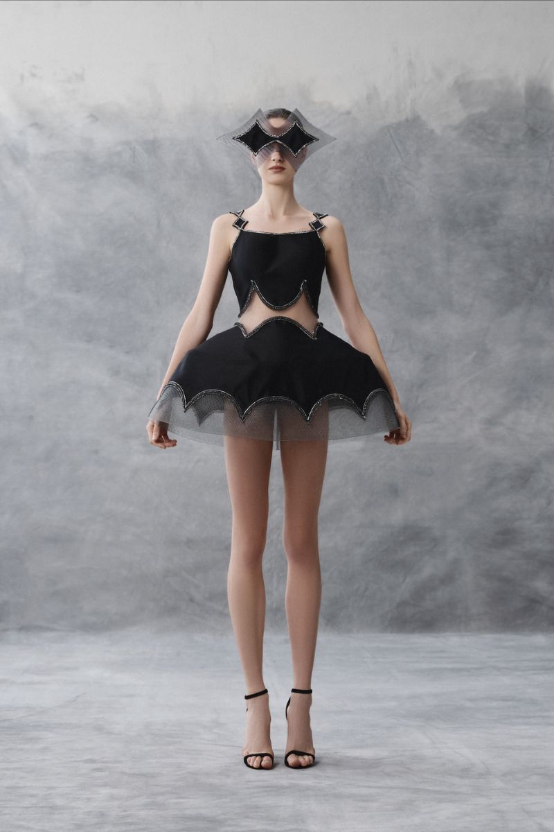 STRAIGHT NECK COCKTAIL DRESS WITH A-LINE HOOP IN BLACK