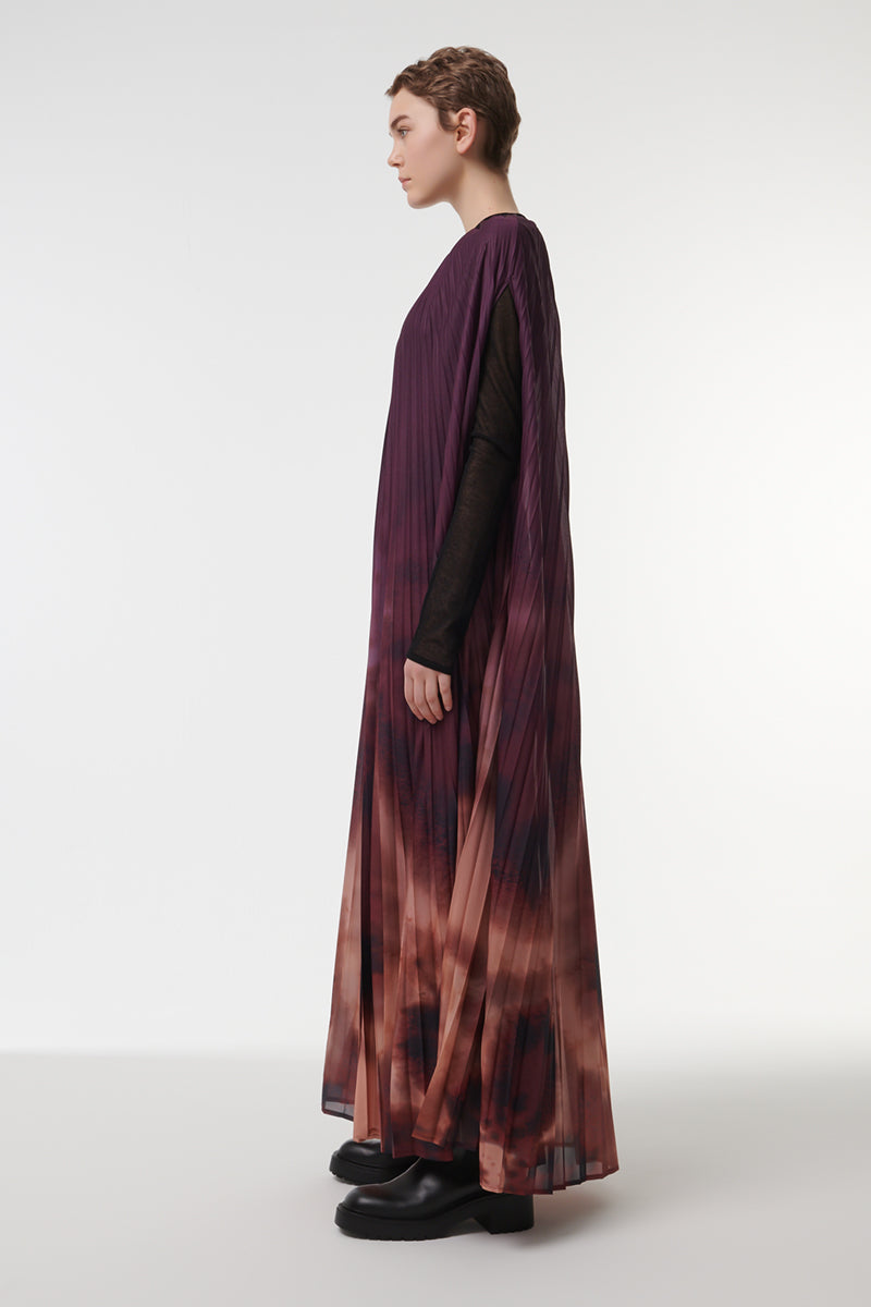 PRINTED PLEATED CAPE IN PURPLE