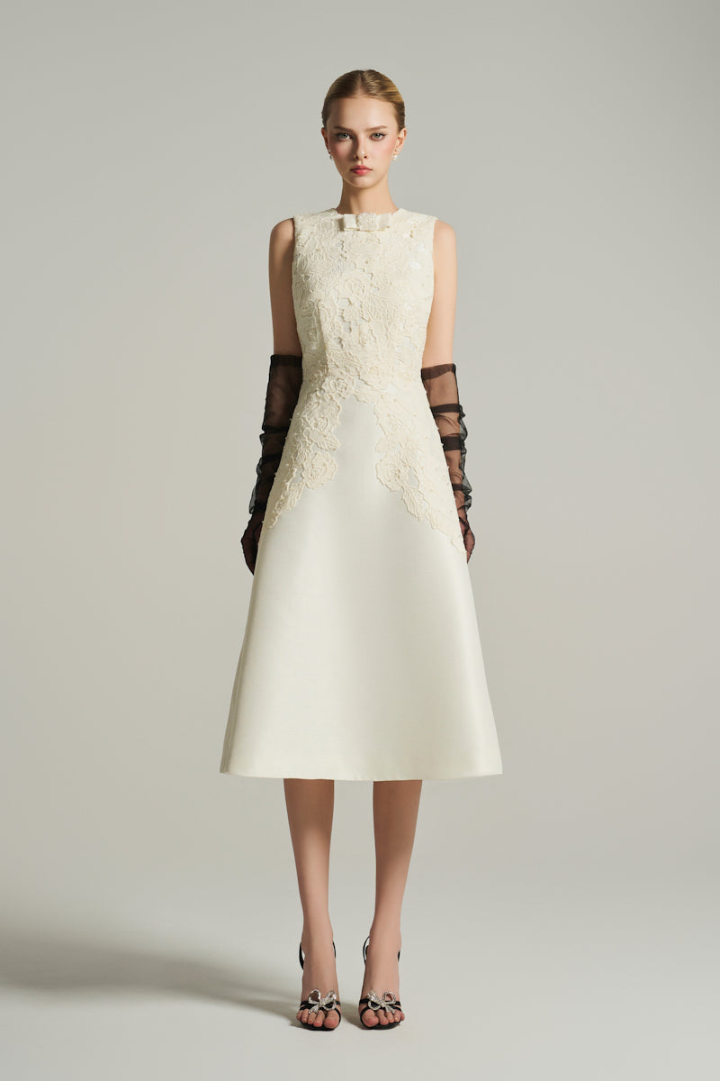 SLEVEVELESS KNEE LENGTH DRESS IN IVORY