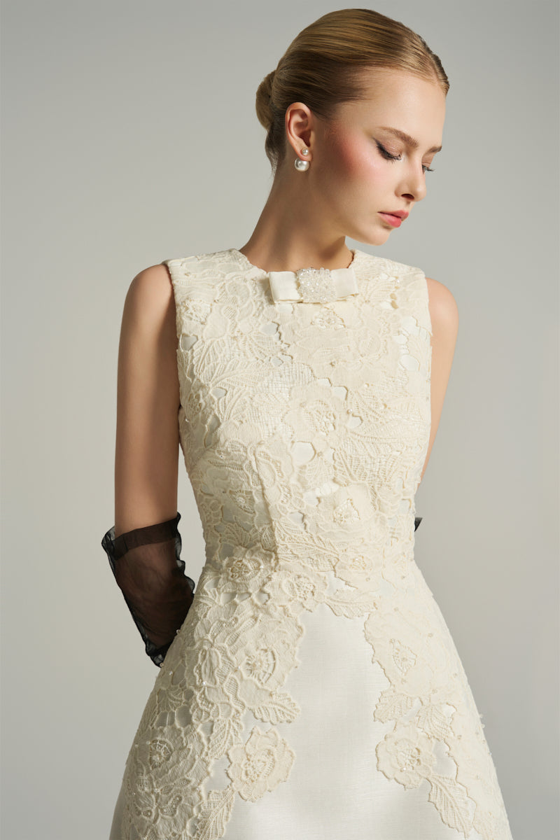 SLEVEVELESS KNEE LENGTH DRESS IN IVORY