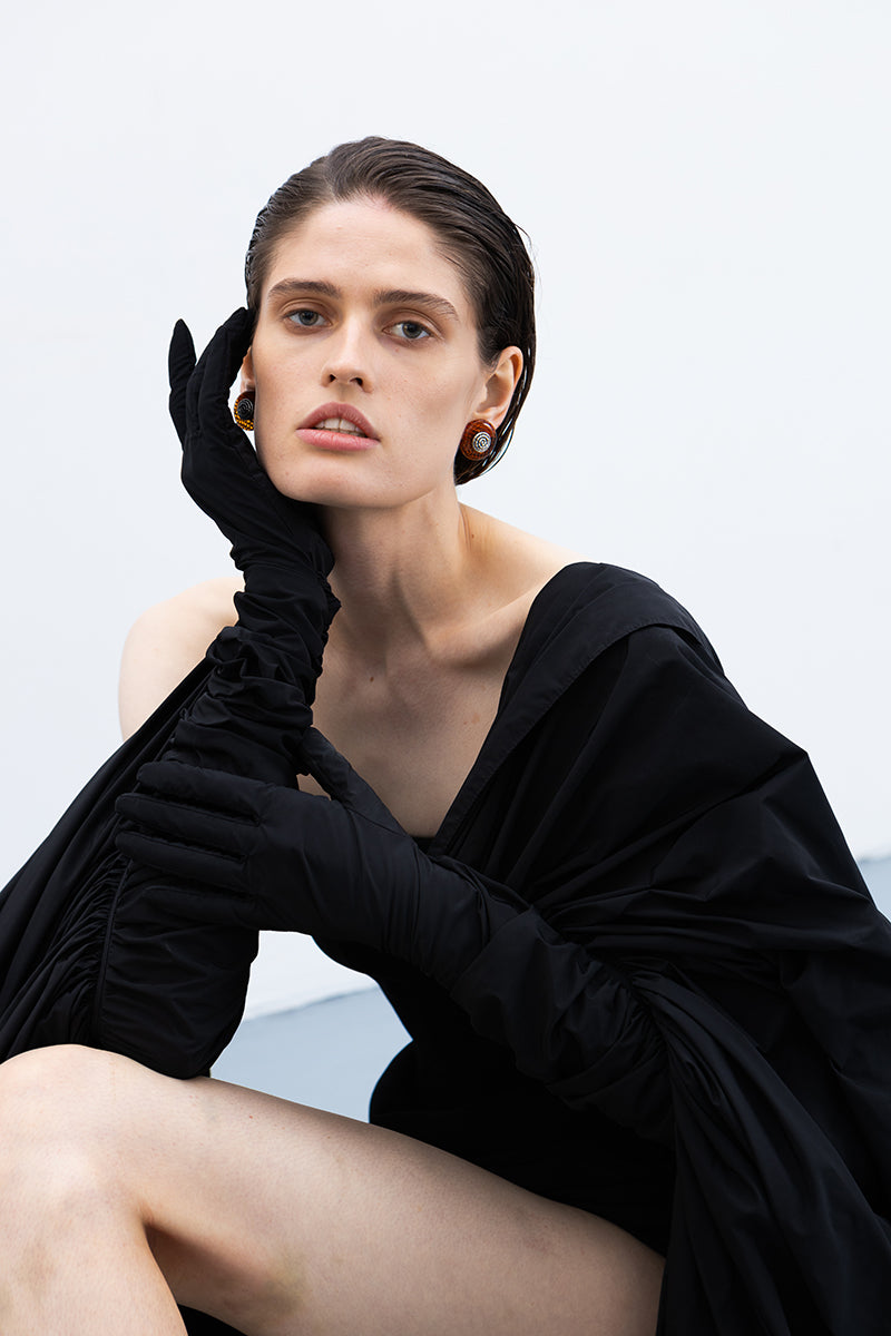 GLOVES WITH A TRAIN IN BLACK