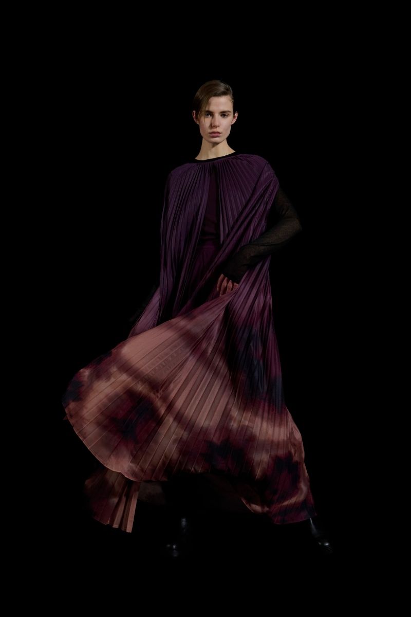 PRINTED PLEATED CAPE IN PURPLE