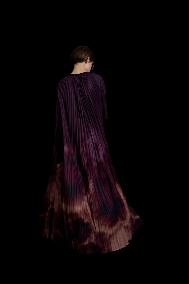 PRINTED PLEATED CAPE IN PURPLE
