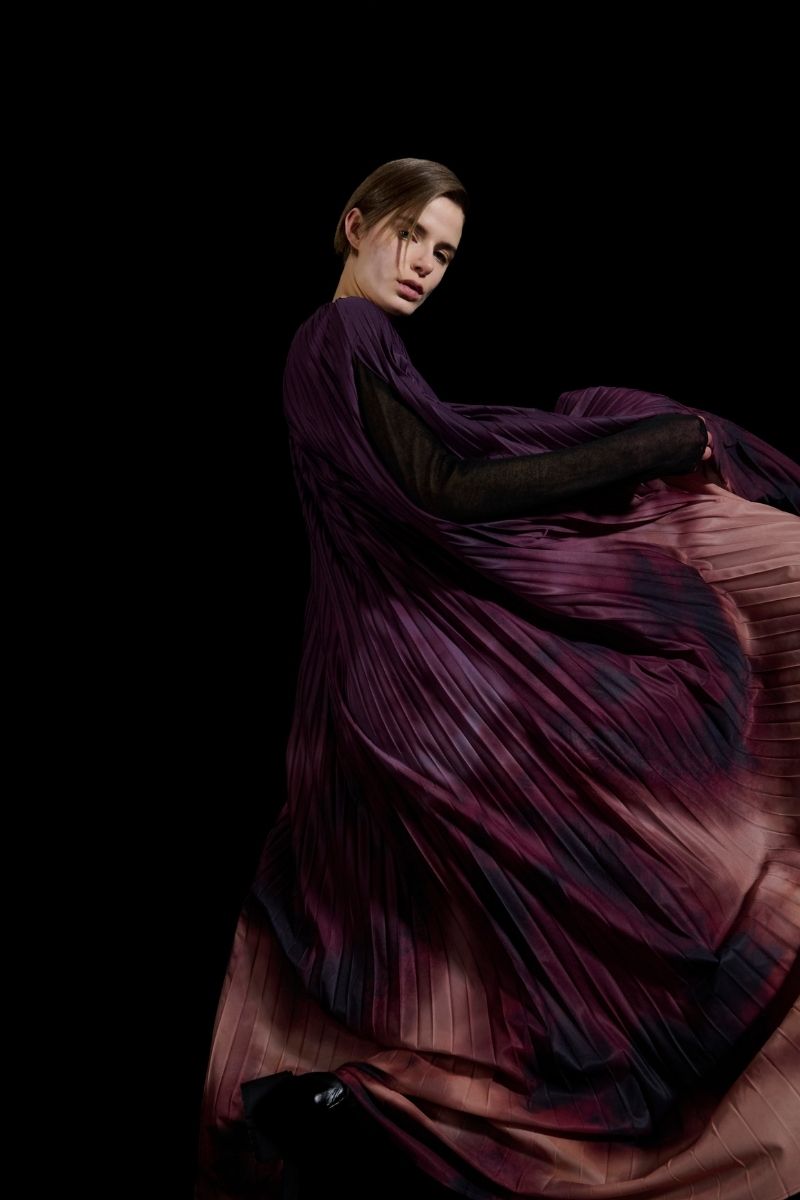 PRINTED PLEATED CAPE IN PURPLE