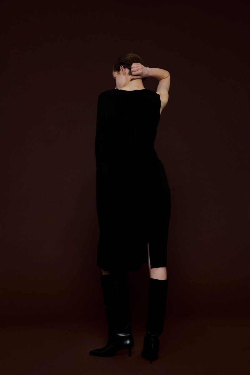 ASYMMETRIC SHOULDER HOOP KNIT DRESS IN BLACK