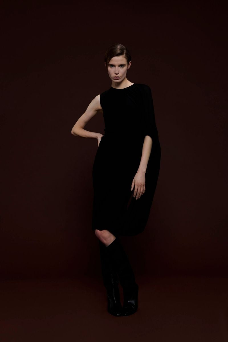 ASYMMETRIC SHOULDER HOOP KNIT DRESS IN BLACK