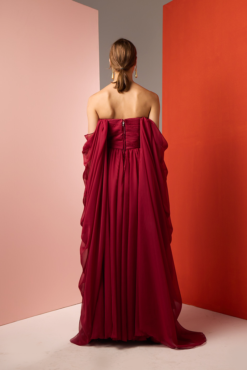 STRAPLESS GOWN IN RED