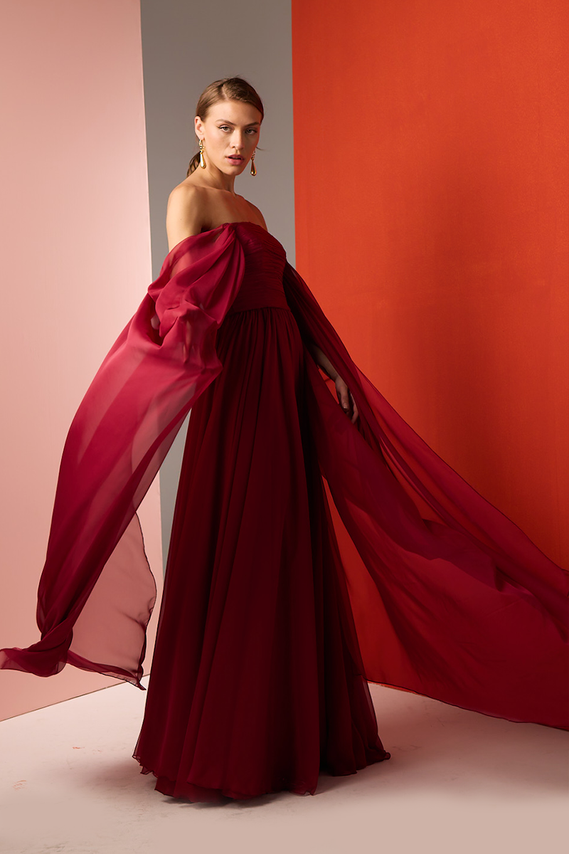 STRAPLESS GOWN IN RED