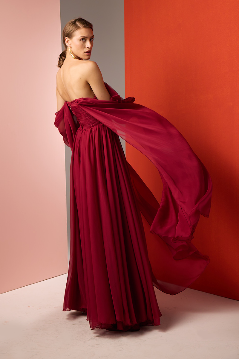STRAPLESS GOWN IN RED