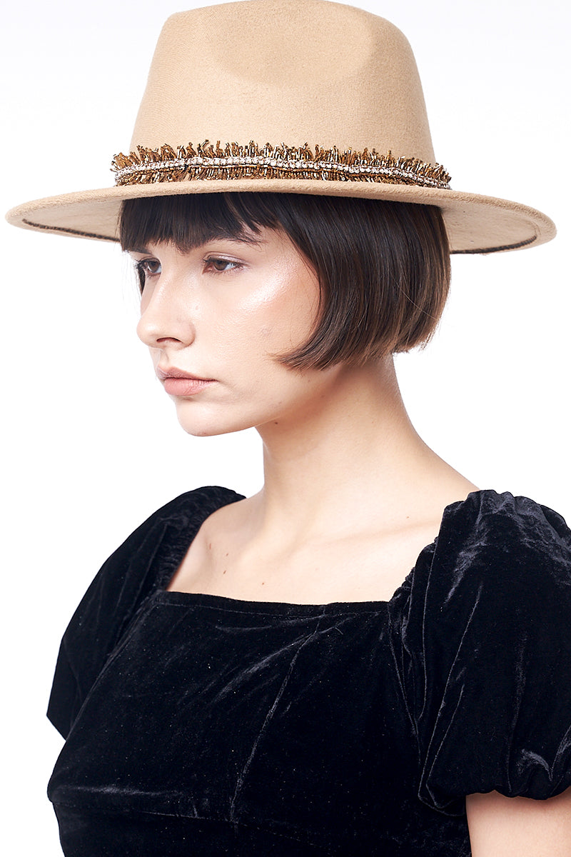 GOLD FEATHER HAT IN BROWN