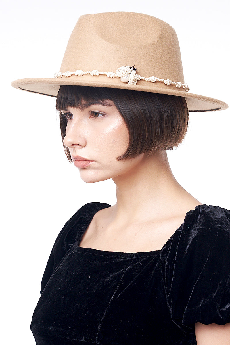PEARLS LADYBUG HAT IN BROWN