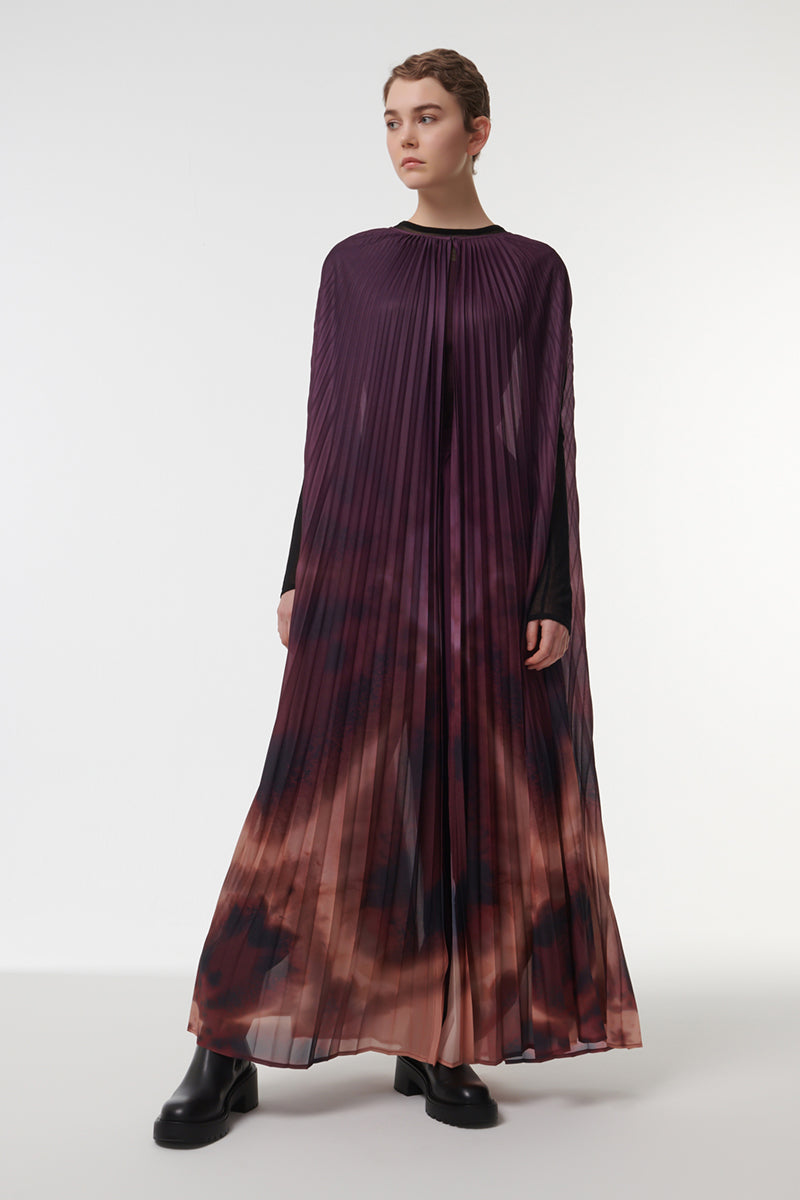 PRINTED PLEATED CAPE IN PURPLE