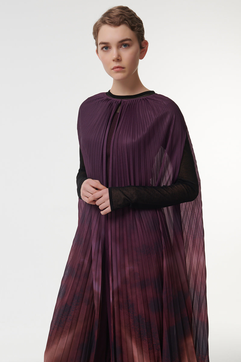 PRINTED PLEATED CAPE IN PURPLE