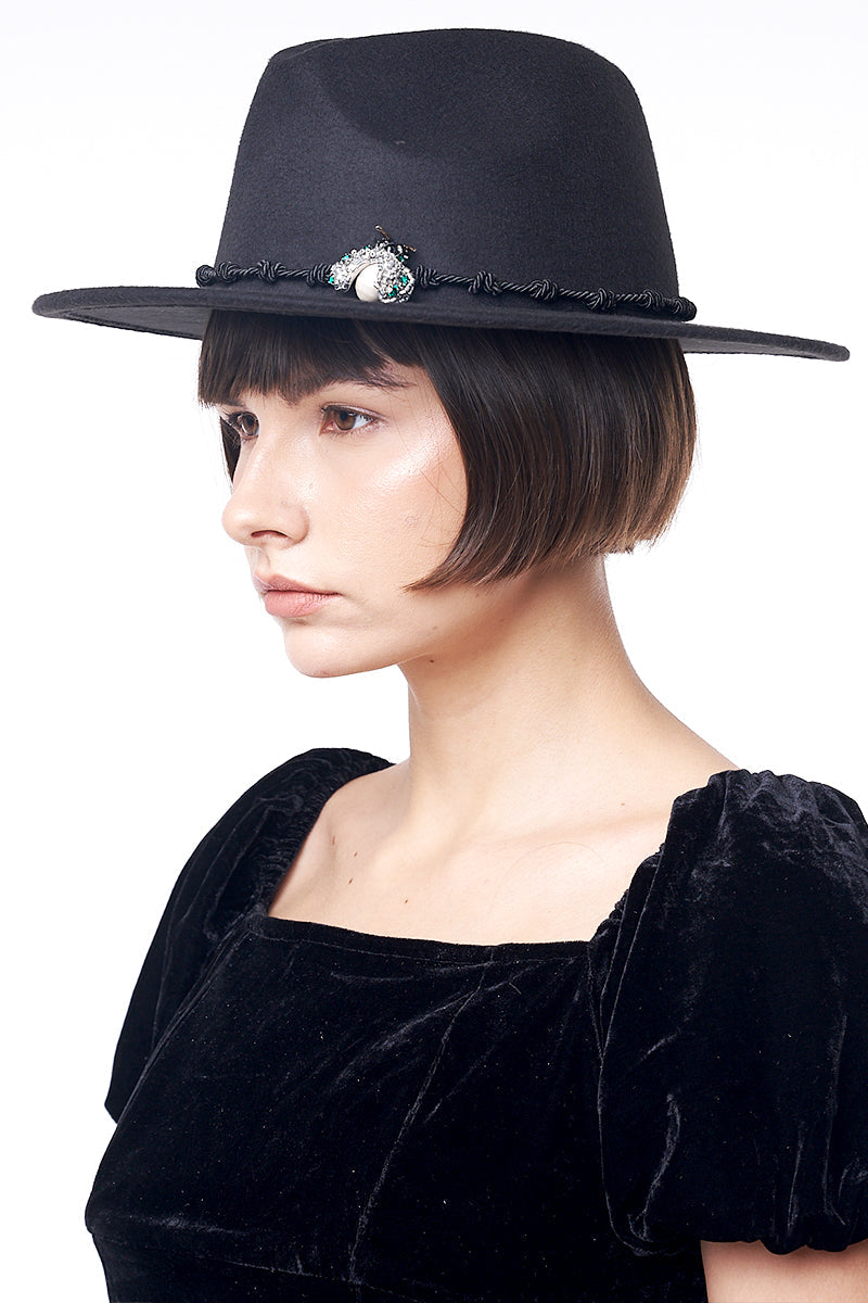 SILVER LADYBUG HAT IN BLACK