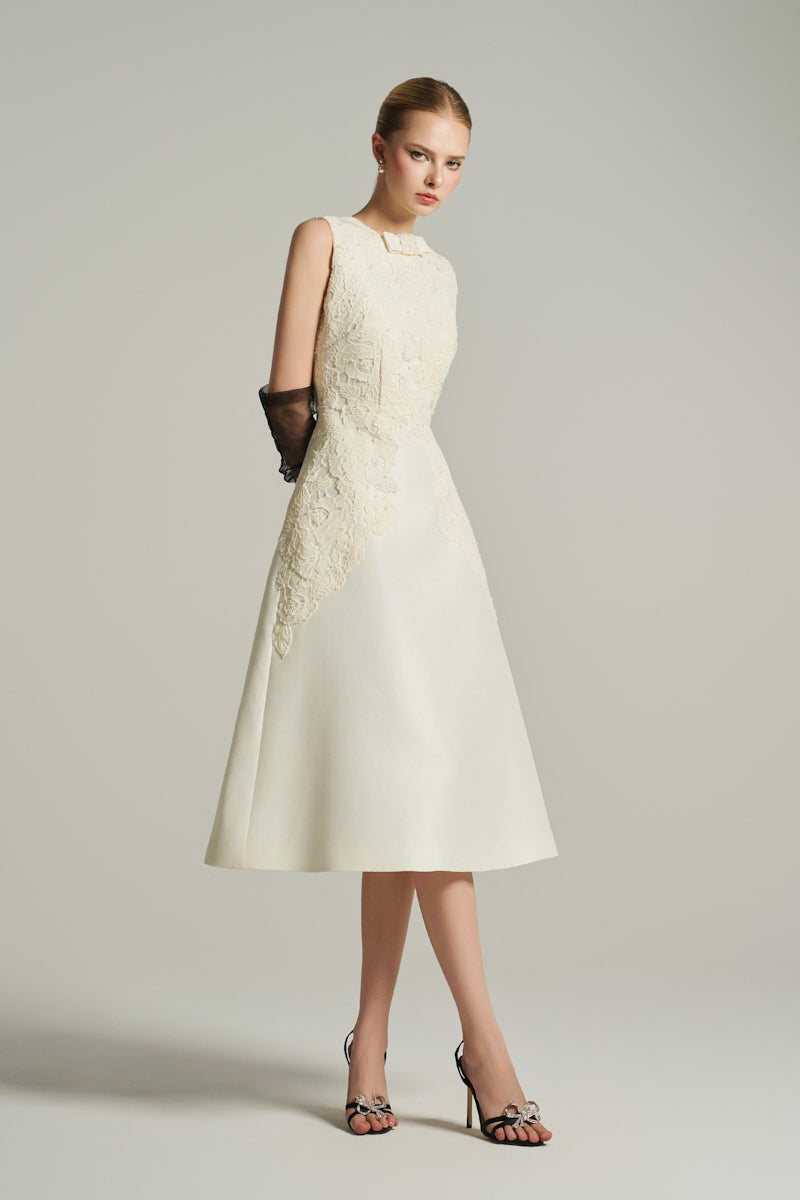 SLEVEVELESS KNEE LENGTH DRESS IN IVORY