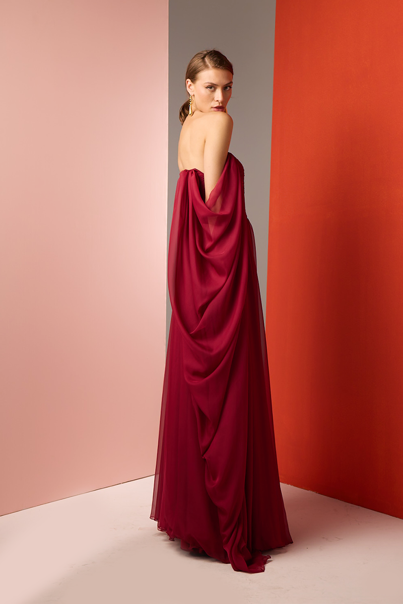 STRAPLESS GOWN IN RED