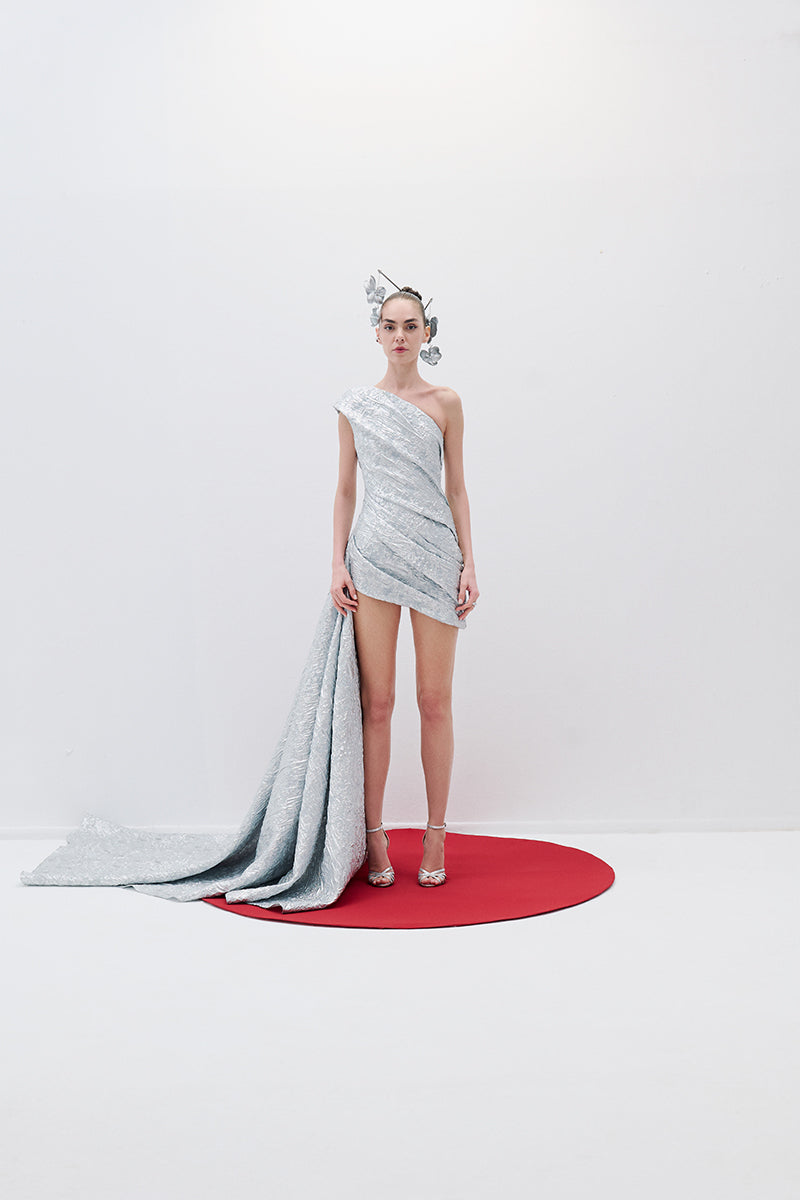 ONE-SHOULDER DRAPED MINI DRESS WITH TAIL IN SILVER