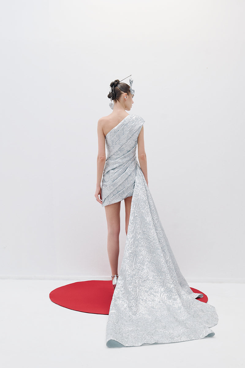 ONE-SHOULDER DRAPED MINI DRESS WITH TAIL IN SILVER